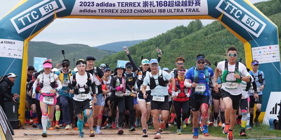 Trail runners begin the Chongli 168