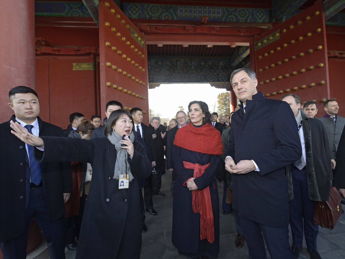 Chinese translator translates for Belgian Prime Minister Alexander De Croo in Beijing, demand Chinese foreign language tour guides