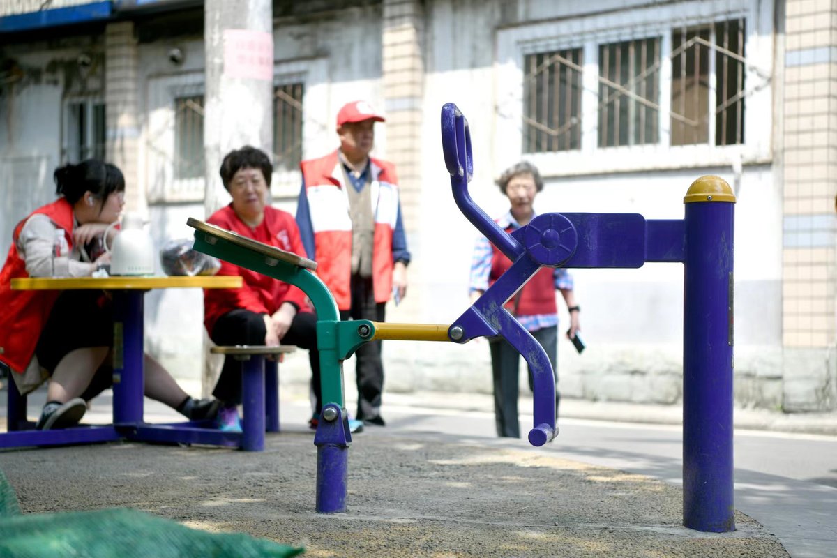 Many local residents have volunteered to help manage the queues and ensure that noise levels are kept to a minimum, Chengdu Disney