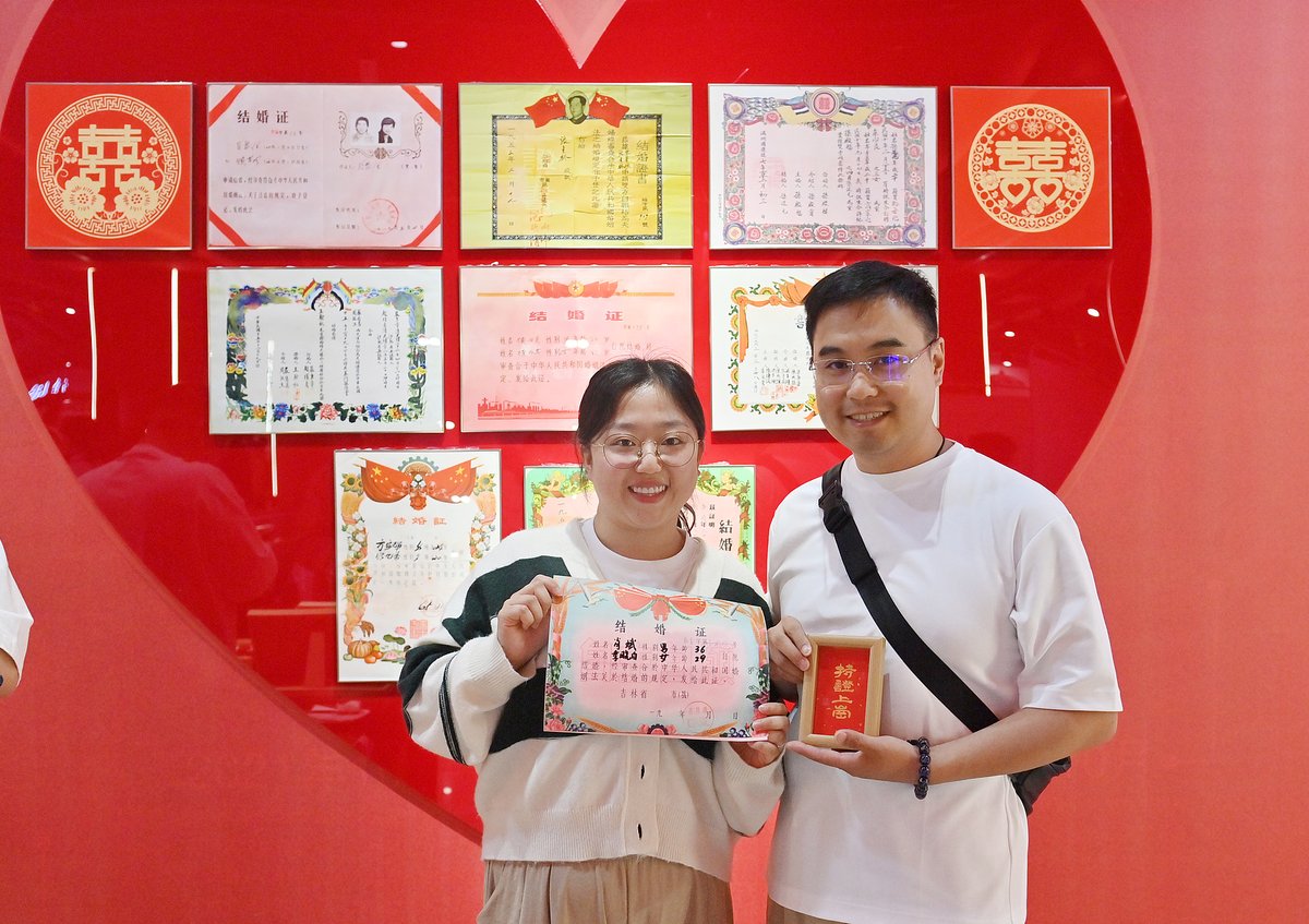 Newlywed in the Civil Affairs Bureau in Henan