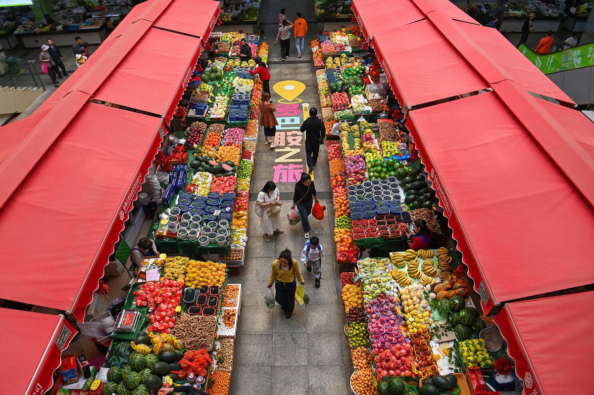 Featuring local ingredients and fruits, some food markets in Yunnan and Guizhou have become popular sites for tourists, southwestern Chinese cuisine