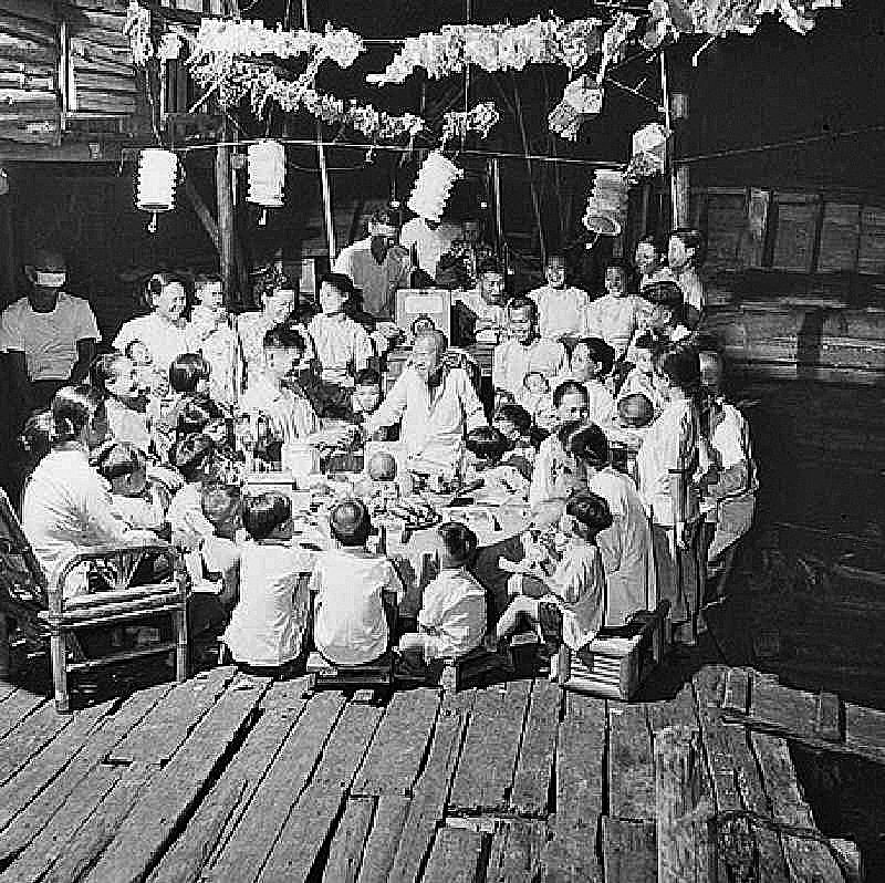 In the 1950s, 81-year-old fisherman Guo Ru’s family of four generations celebrated the Mid-Autumn Festival in Guangzhou, Guangdong province (VCG)