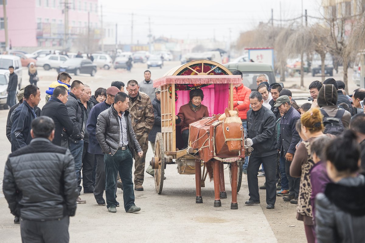 In 2014, farmer Li Jingyang from Jilin province invented a wooden horse inspired by the ancient “wooden oxen and gliding horse.” Powered by a battery, Li’s wooden horse can move forward and backward
