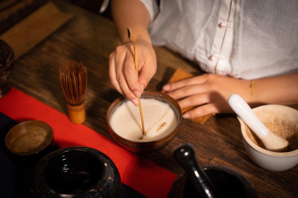 A tea artist at work