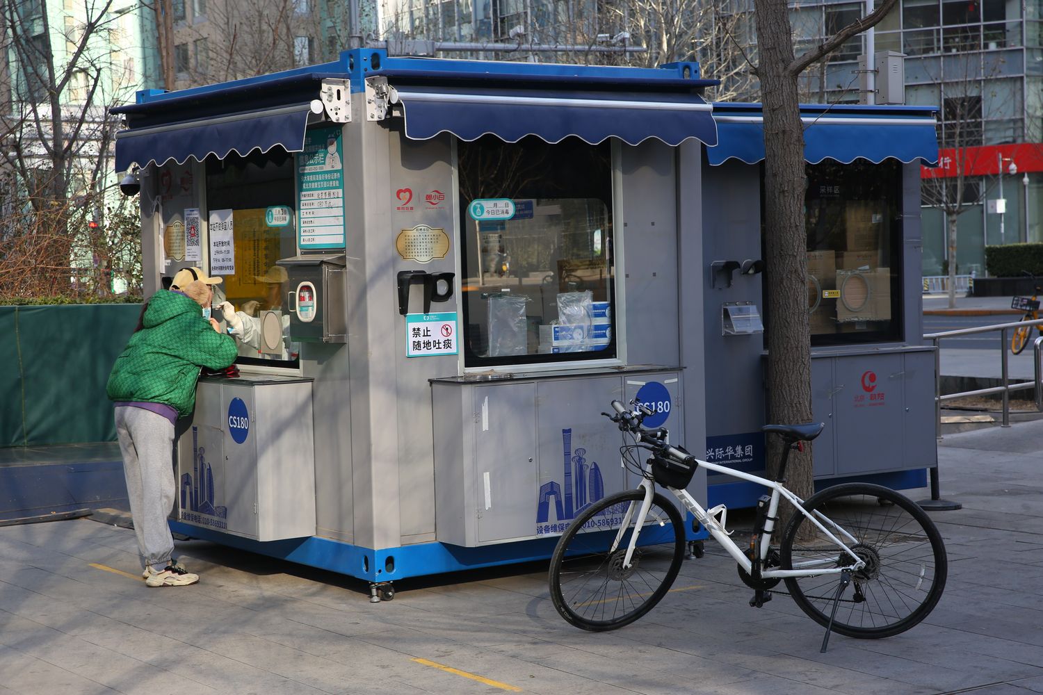 A solitary tester at a testing booth in Beijing’s CBD on January 8 (Bo Chen)