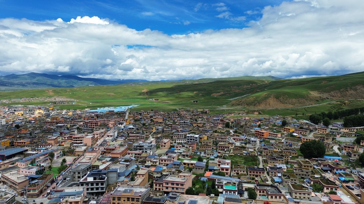 Litang is a small town surrounded by grasslands at the foot of Genie Mountain, Sichuan horse racing festival