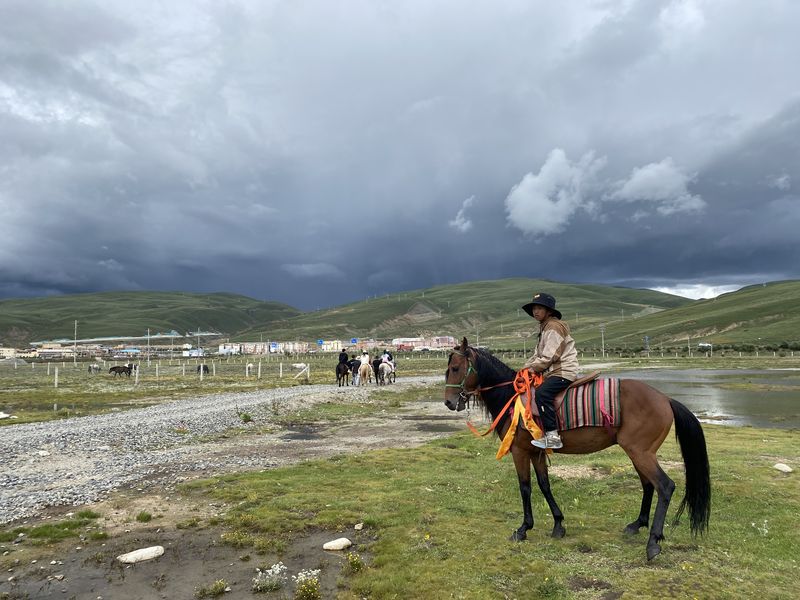 The 10-year-old contestant Zhaxi Sangzhu is training for the 30-kilometer cross-country mountain race on the race track