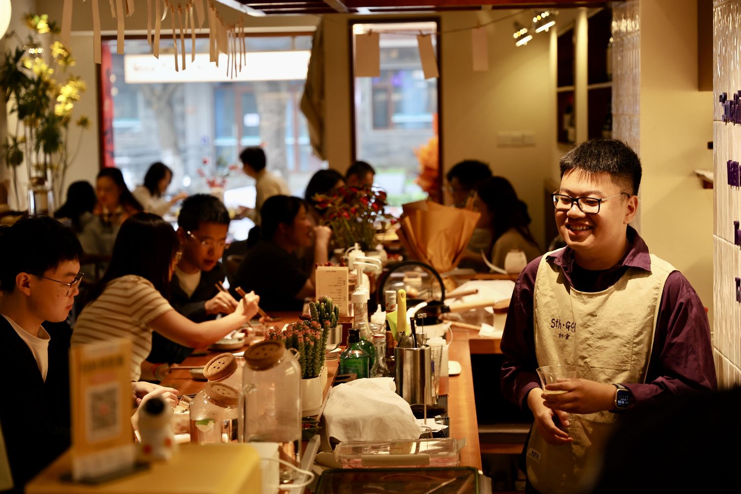 Considerate and detailed services, including the physical closeness between staff and consumers at the bar, also differentiate bistros from traditional Chinese restaurants
