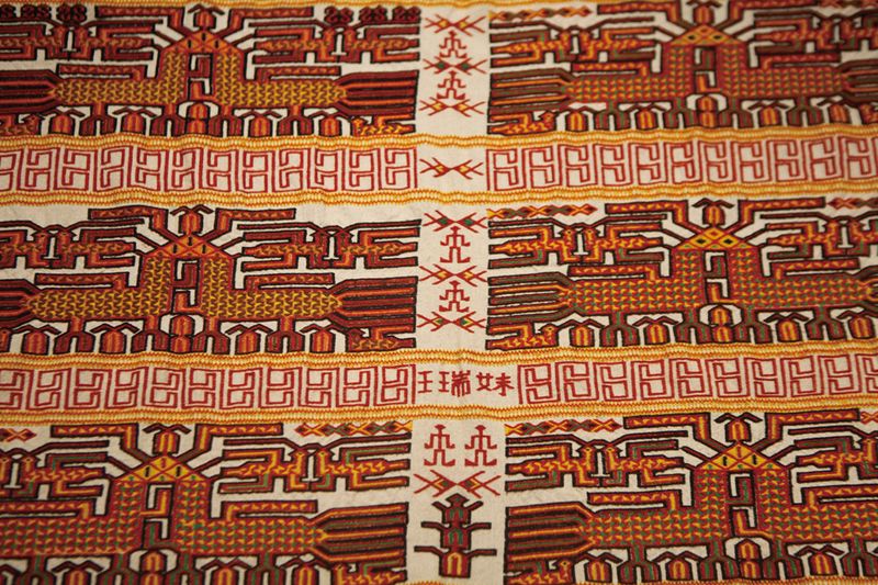 Li brocade with traditional textile design, traditional li textile development