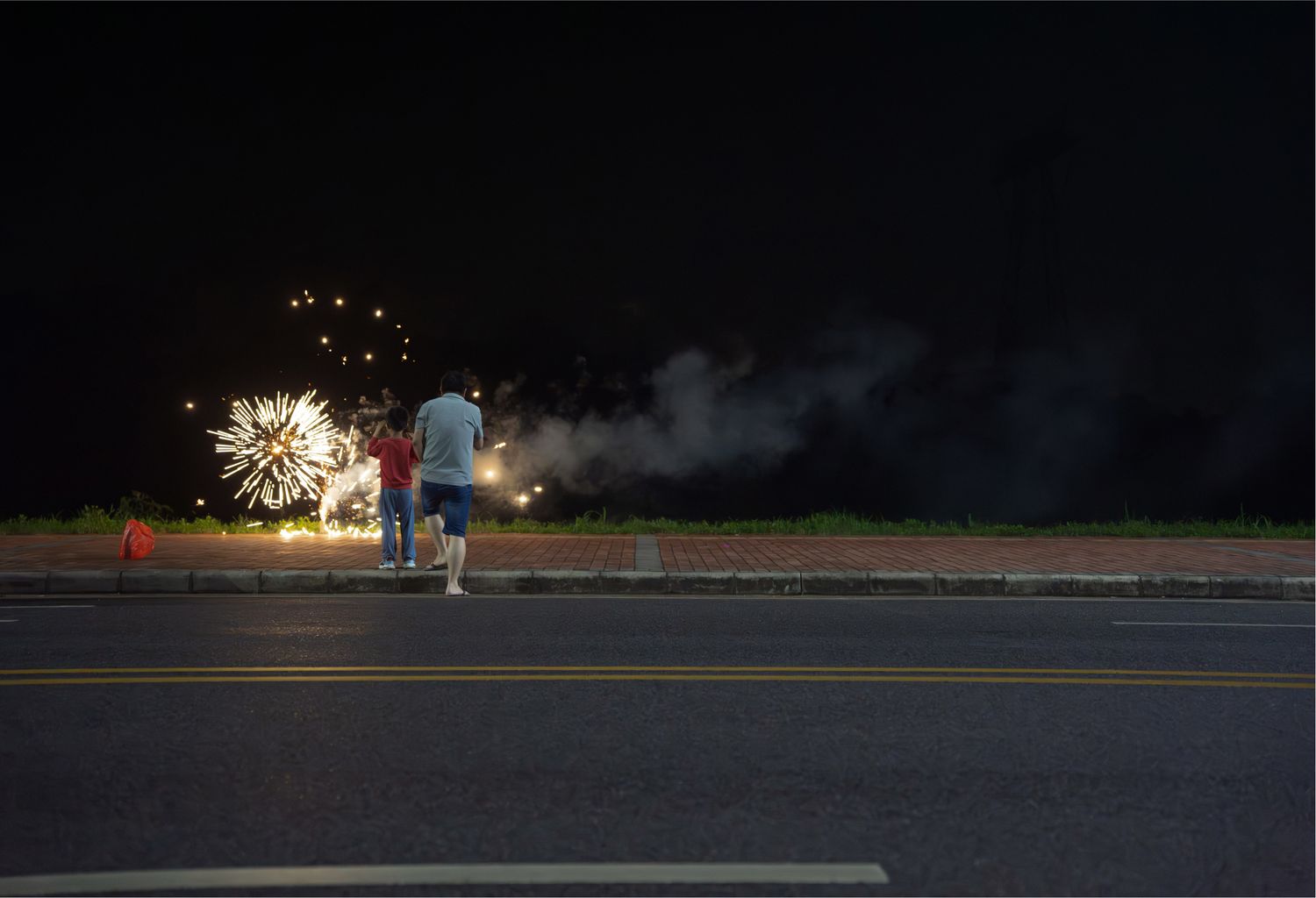 Firecrackers being lit by the side of the street, Yan Jiacheng "Night in the Suburbs", fringe photography