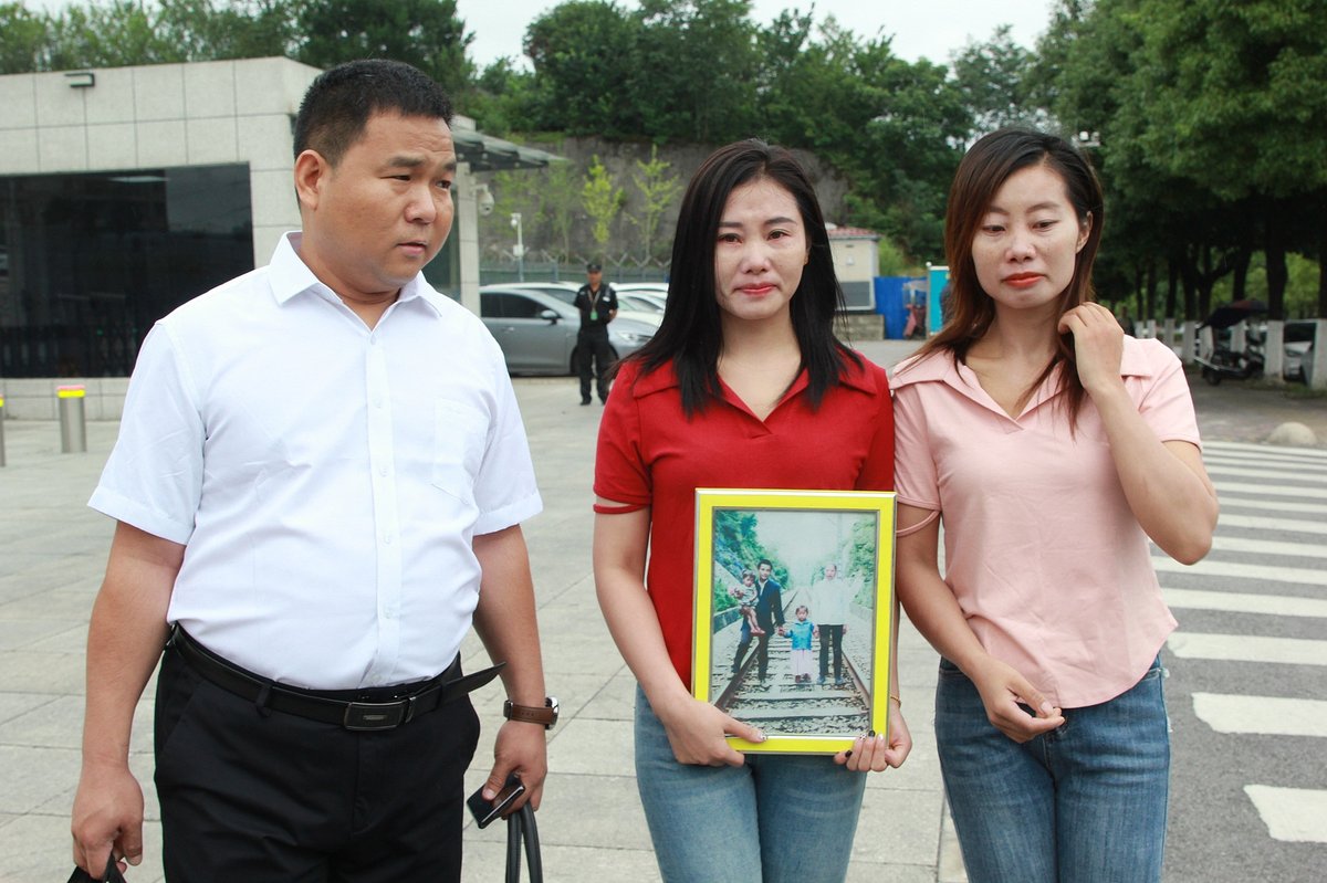 Yang Niua stands before the Guiyang Intermediate Court