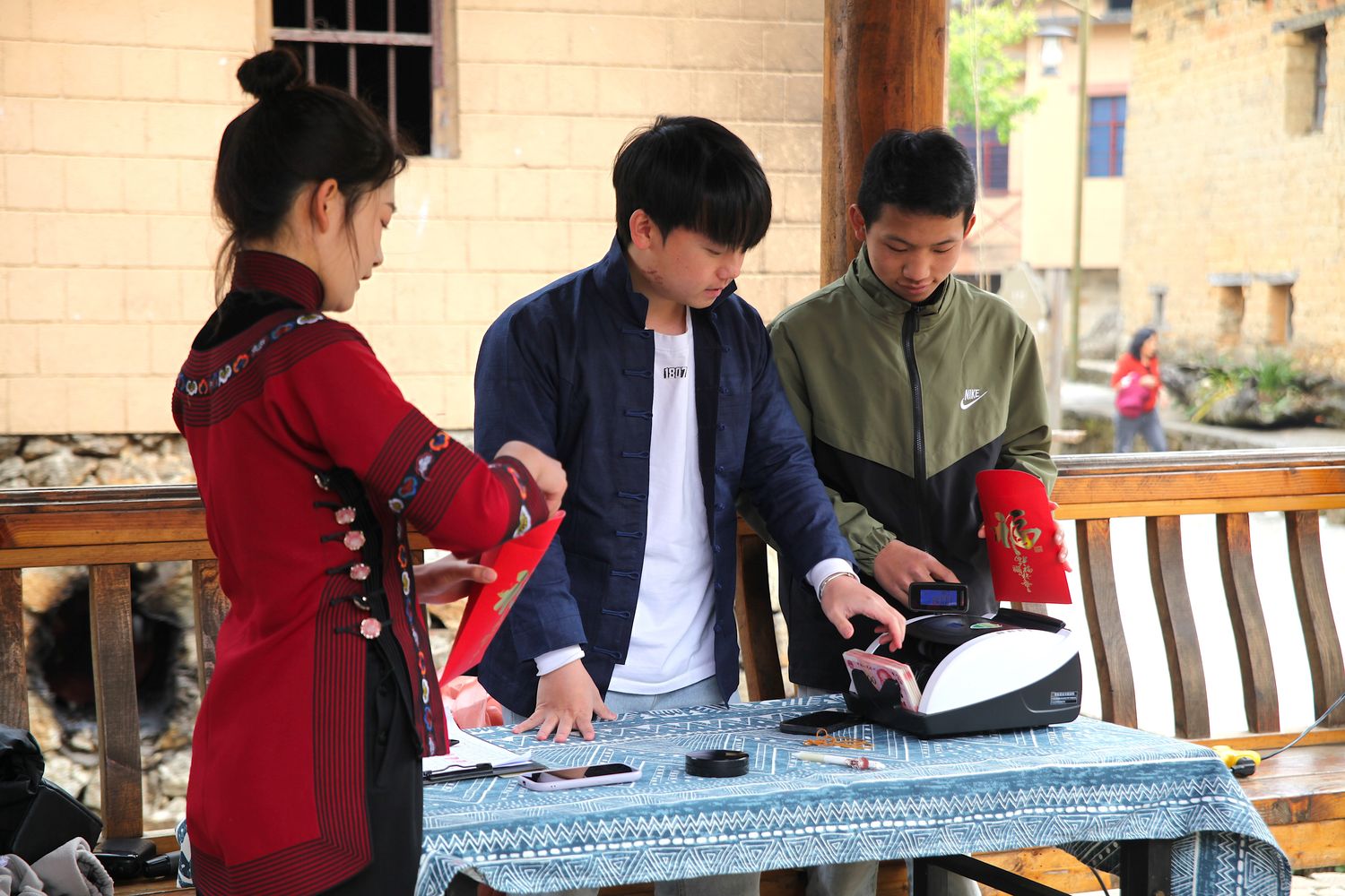 Zhongshan students and Azheke personnel preparing to hand out dividends