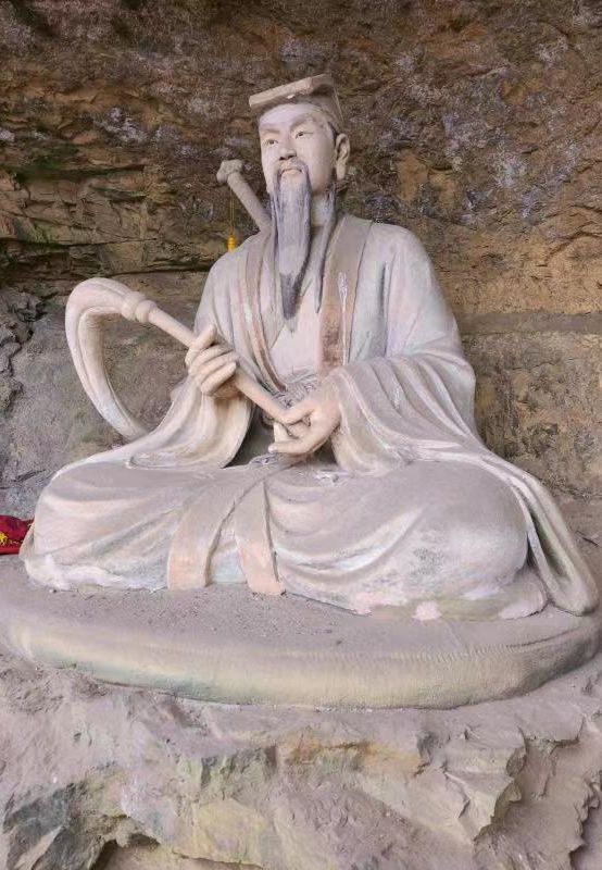 A sculpture of Lü Dongbin (吕洞宾), a Daoist immortal, on Mianshan