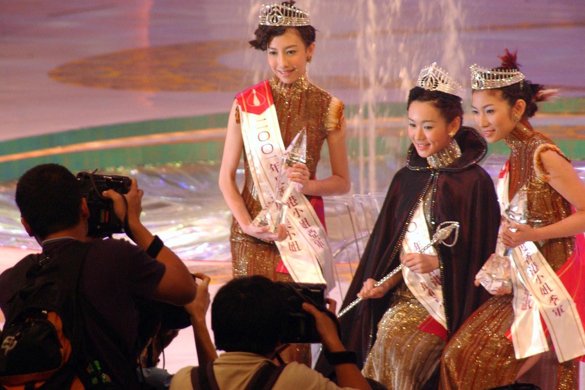 2001 Miss Hong Kong winner Yang Siqi being crowned