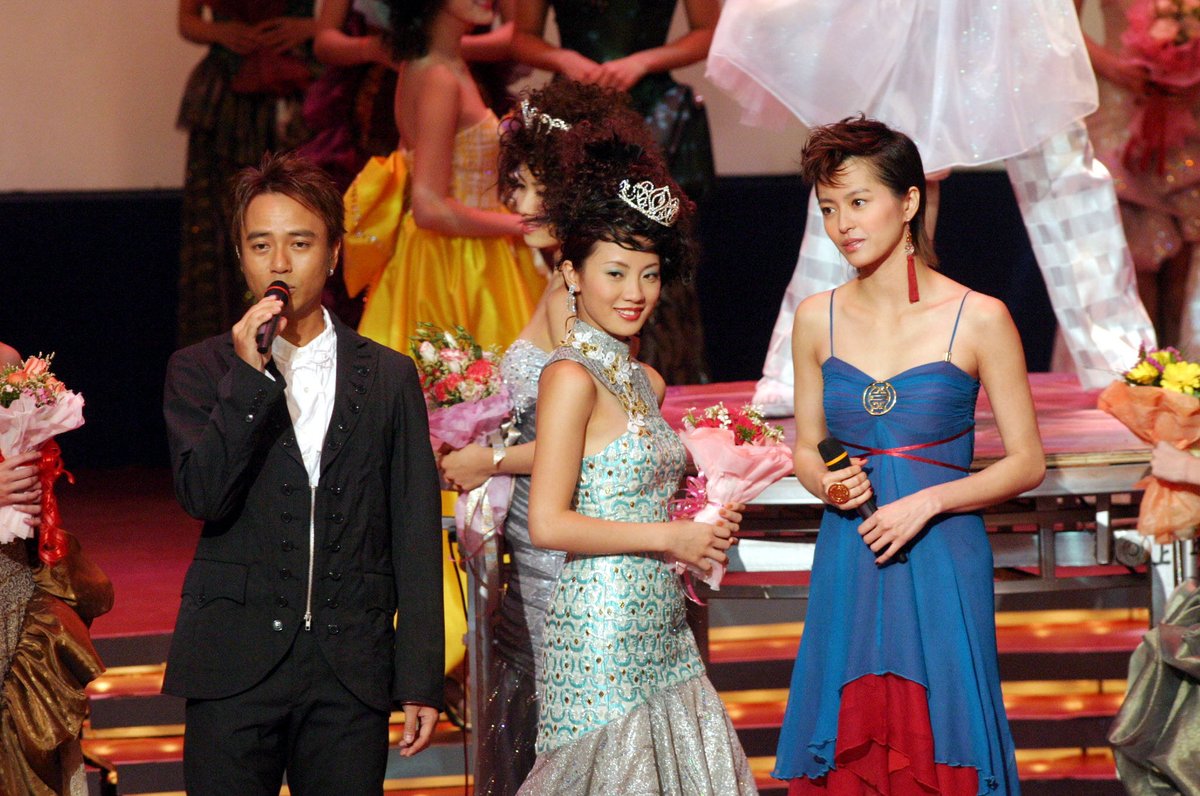 Li Keqin performing at Miss Hong Kong 2004