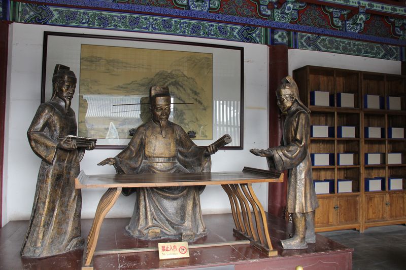 A sculpture of Sima Guang reviewing taxes in a museum, how China’s emperors encouraged informers