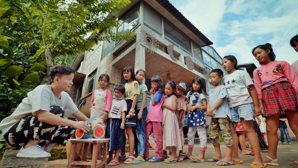 rare fruit hunter yang xiaoyang serving fruits to children