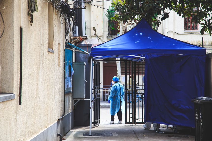 shanghai lockdown pandemic worker