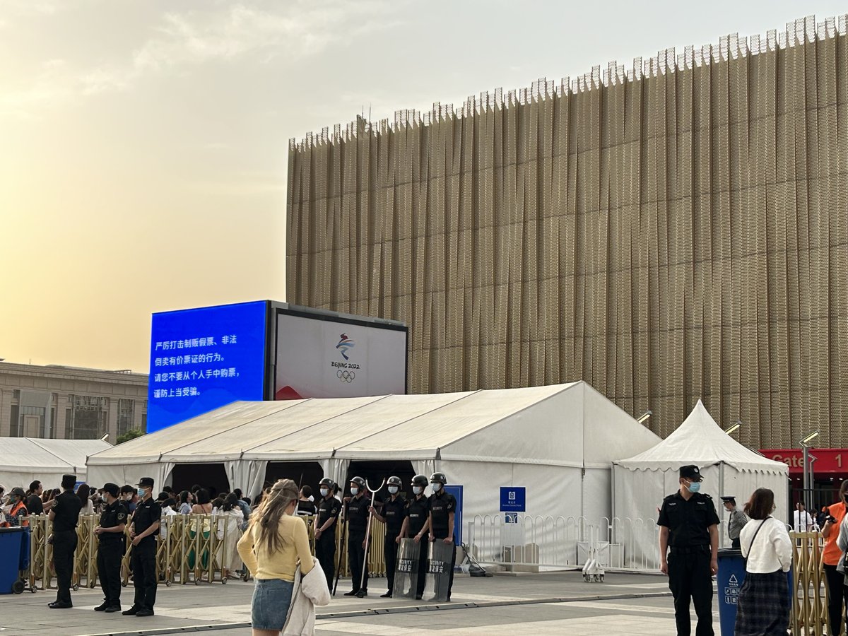 Security guards and police on site for Li Yuchin’s May 20 concert, huangniu and ticket buyers