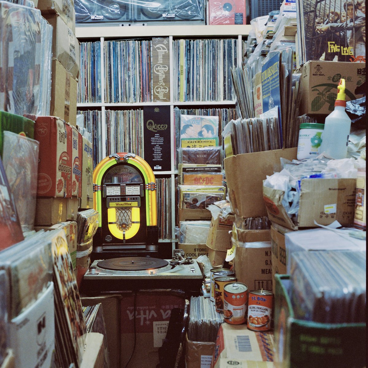 A Technics 1200 MK2 turntable and juke box at the center of the apartment.