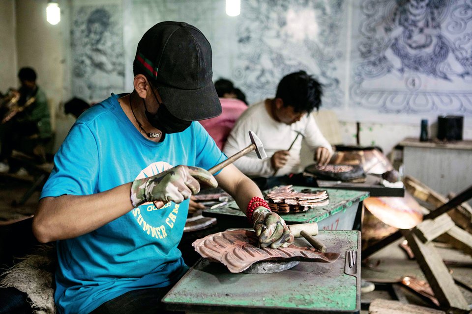 Students learning the process of how to put together a Tibetan thangka bronze sculpture, Tibetan thangka art